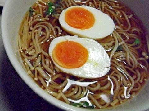 簡単♪えのきとかいわれの温蕎麦♪塩麹茹で卵のせ♪